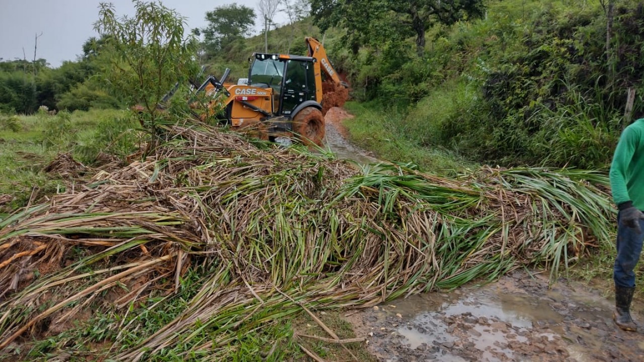 SECRETARIA DE AGRICULTURA RECUPERA ESTRADAS NA ZONA RURAL DE GUAÇUÍ