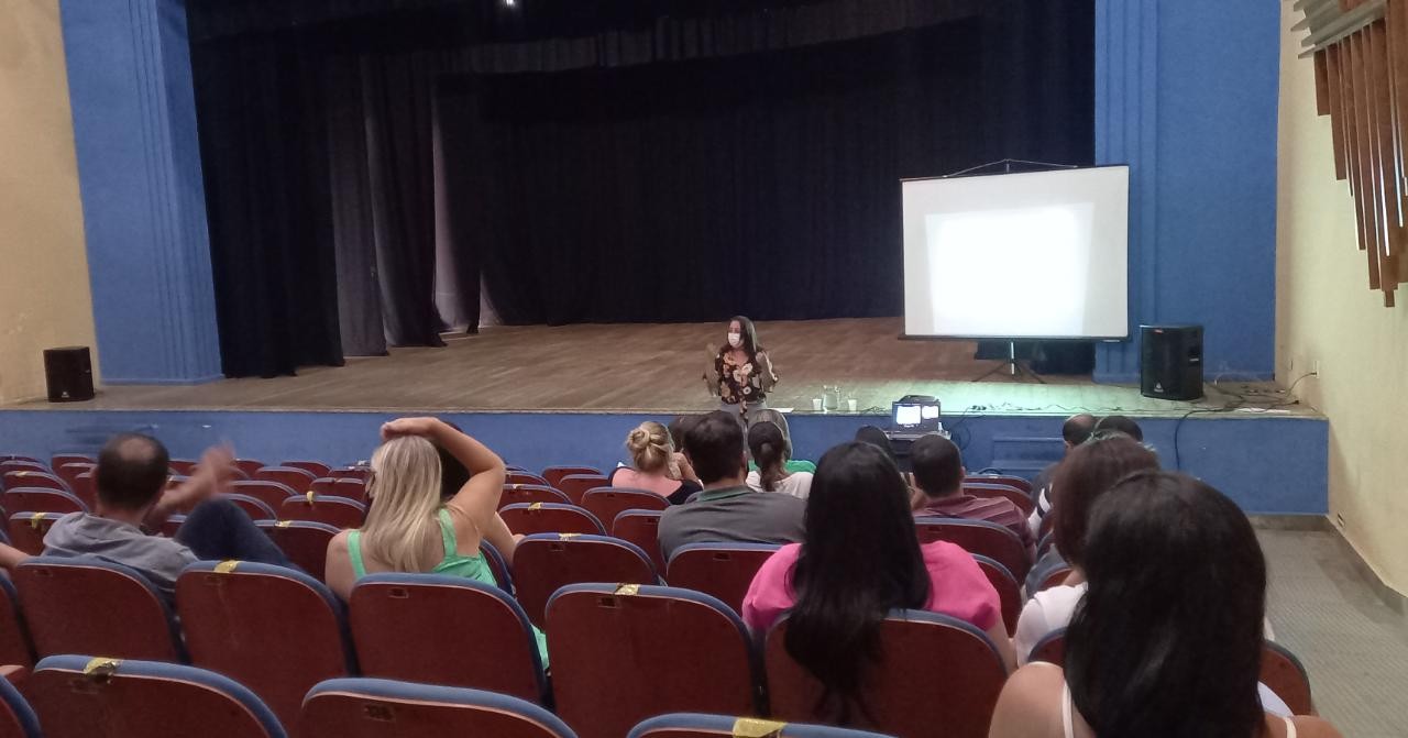 SERVIDORES MUNICIPAIS PARTICIPAM DE PALESTRA DE ABERTURA DO SEMINÁRIO EMPRETEC
