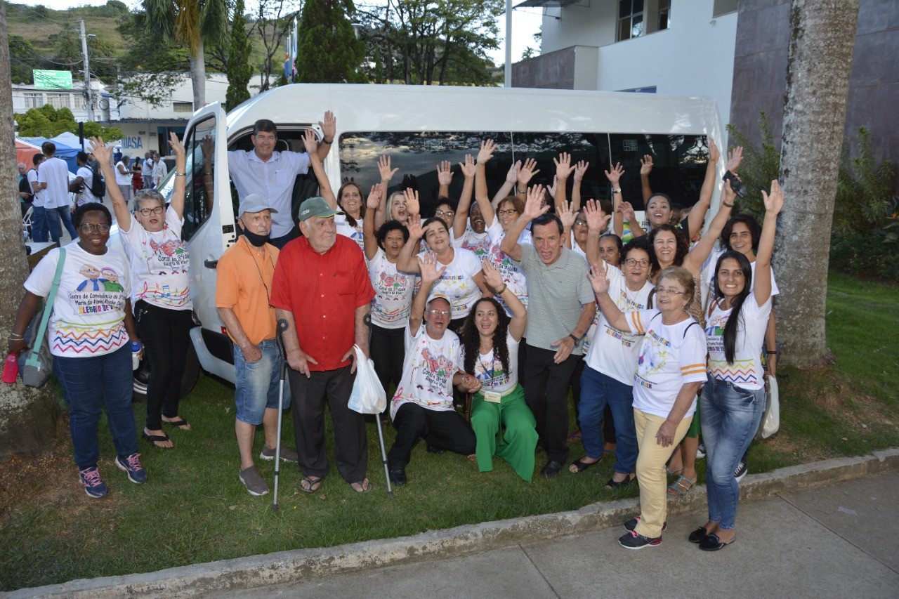 GRUPO DA TERCEIRA IDADE "ALEGRIA DE VIVER" RECEBE VAN 0 KM
