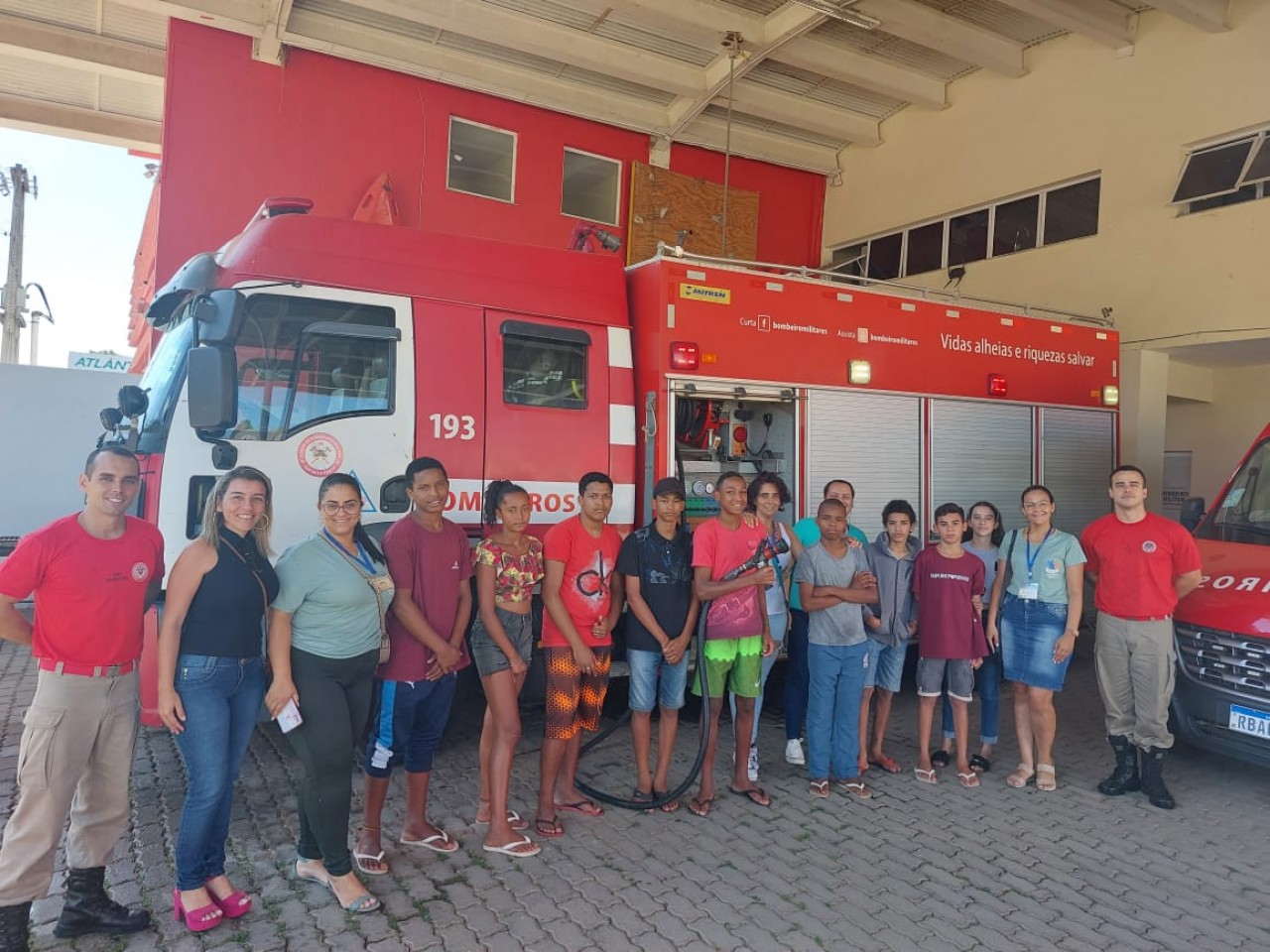 ALUNOS DO PROJOVEM REALIZAM VISITA AO CORPO DE BOMBEIROS DE GUAÇUÍ