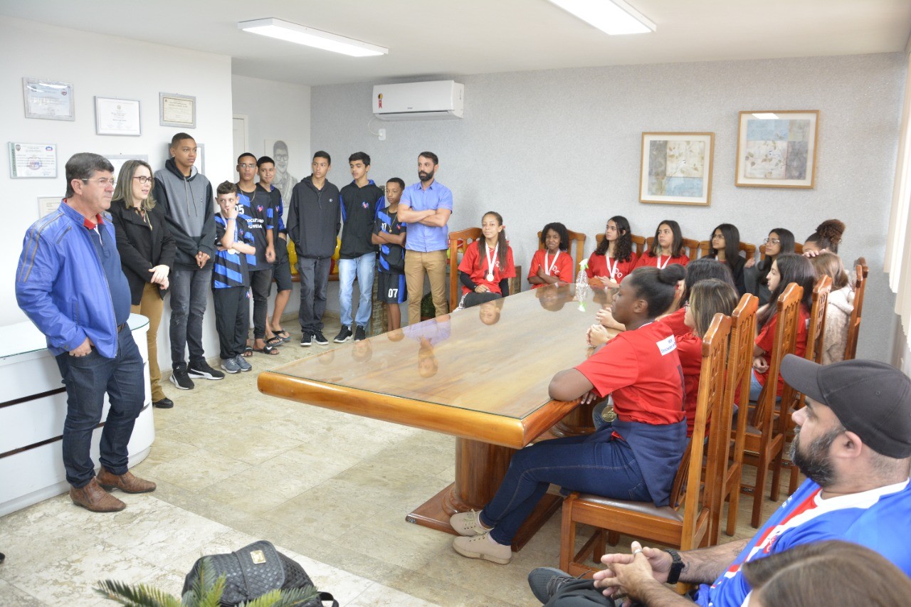 PREFEITO RECEBE ALUNOS QUE SE DESTACARAM NA FASE ESTADUAL DOS JOGOS ESCOLARES