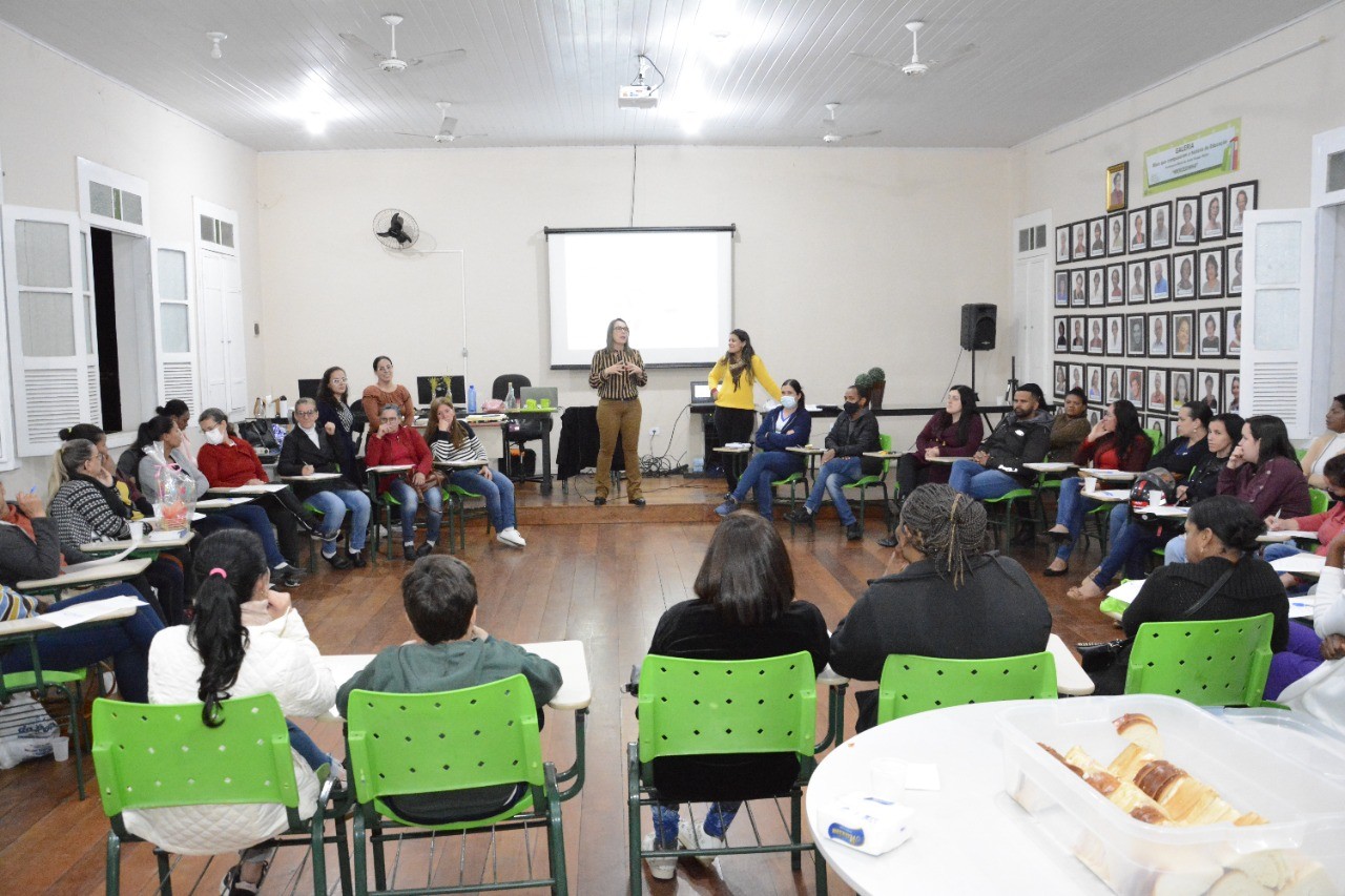 SECRETARIA DE EDUCAÇÃO PROMOVE REUNIÃO COM MERENDEIRAS E DIRETORES DA REDE MUNICIPAL