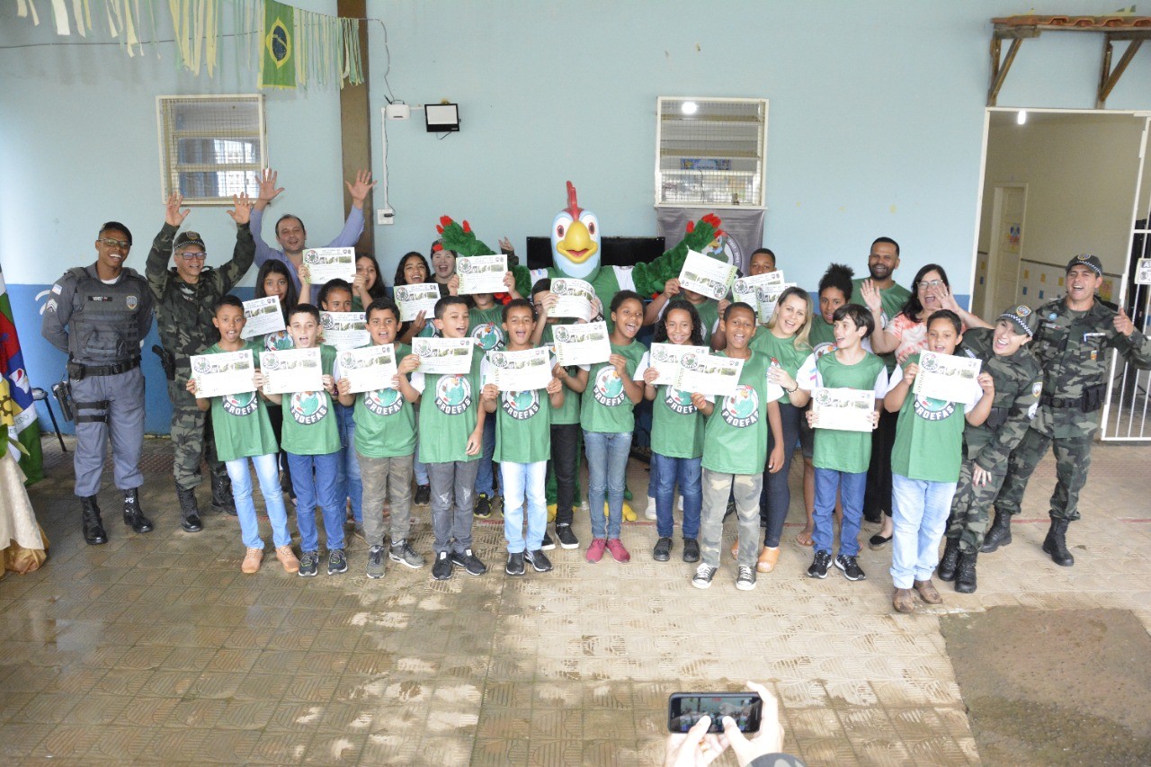 ESTUDANTES DO 5º ANO DA ESCOLA MUNICIPAL GUIOMAR SOARES SE FORMAM COMO AGENTES AMBIENTAIS SUSTENTÁVEIS