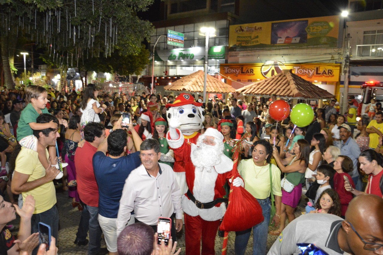 LUZES DE NATAL BRILHAM MAIS UMA VEZ EM GUAÇUÍ.