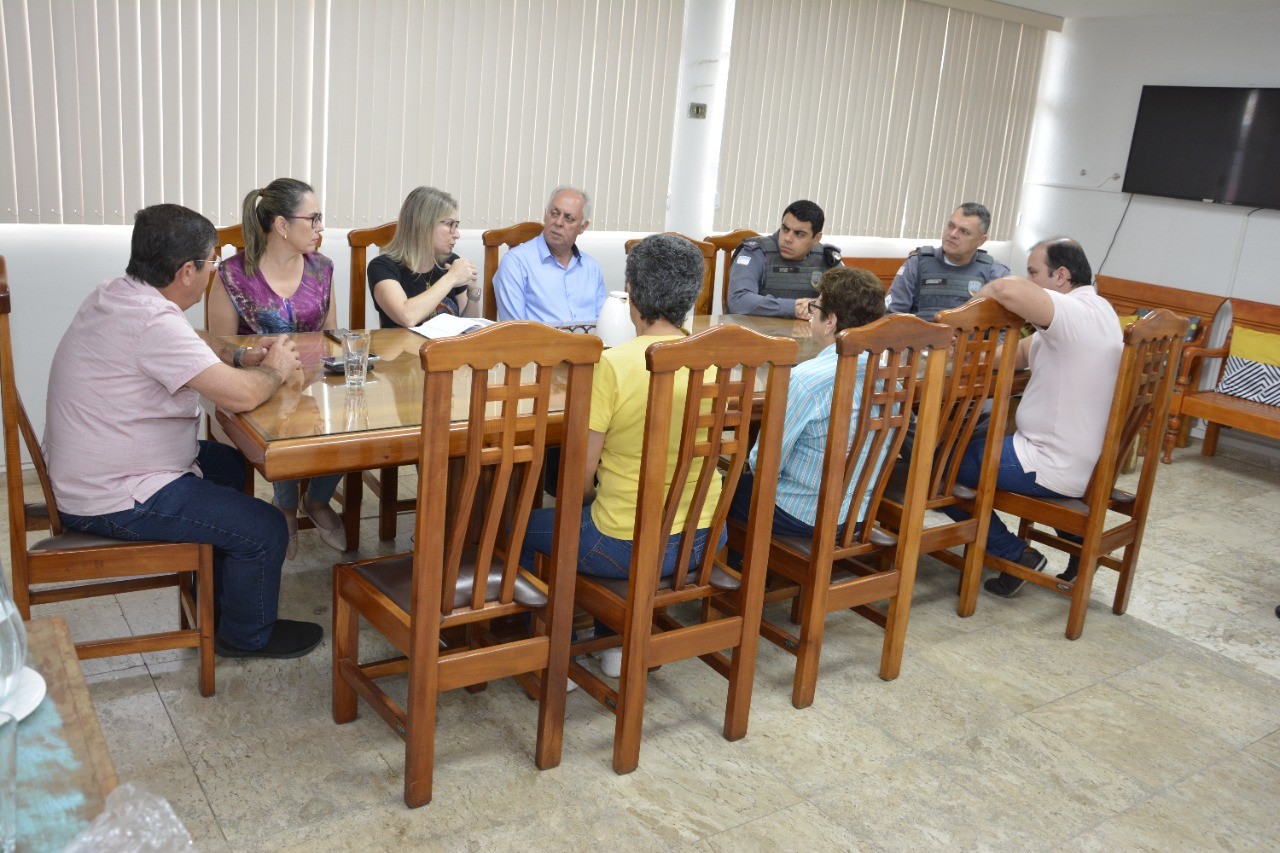 ADMINISTRAÇÃO MUNICIPAL REALIZA REUNIÃO PARA TRATAR SOBRE SEGURANÇA NAS ESCOLAS