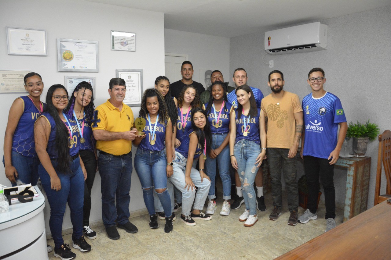 PREFEITO JAUHAR RECEBE EQUIPE DE VÔLEI CAMPEÃ DO JOGOS NA REDE