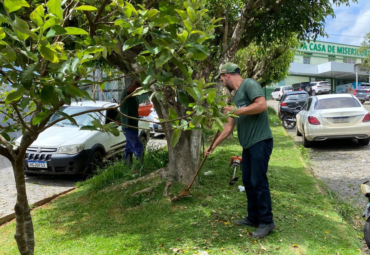 EQUIPE DE PAISAGISMOS E JARDINAGEM INTENSIFICAM OS TRABALHOS EM GUAÇUÍ