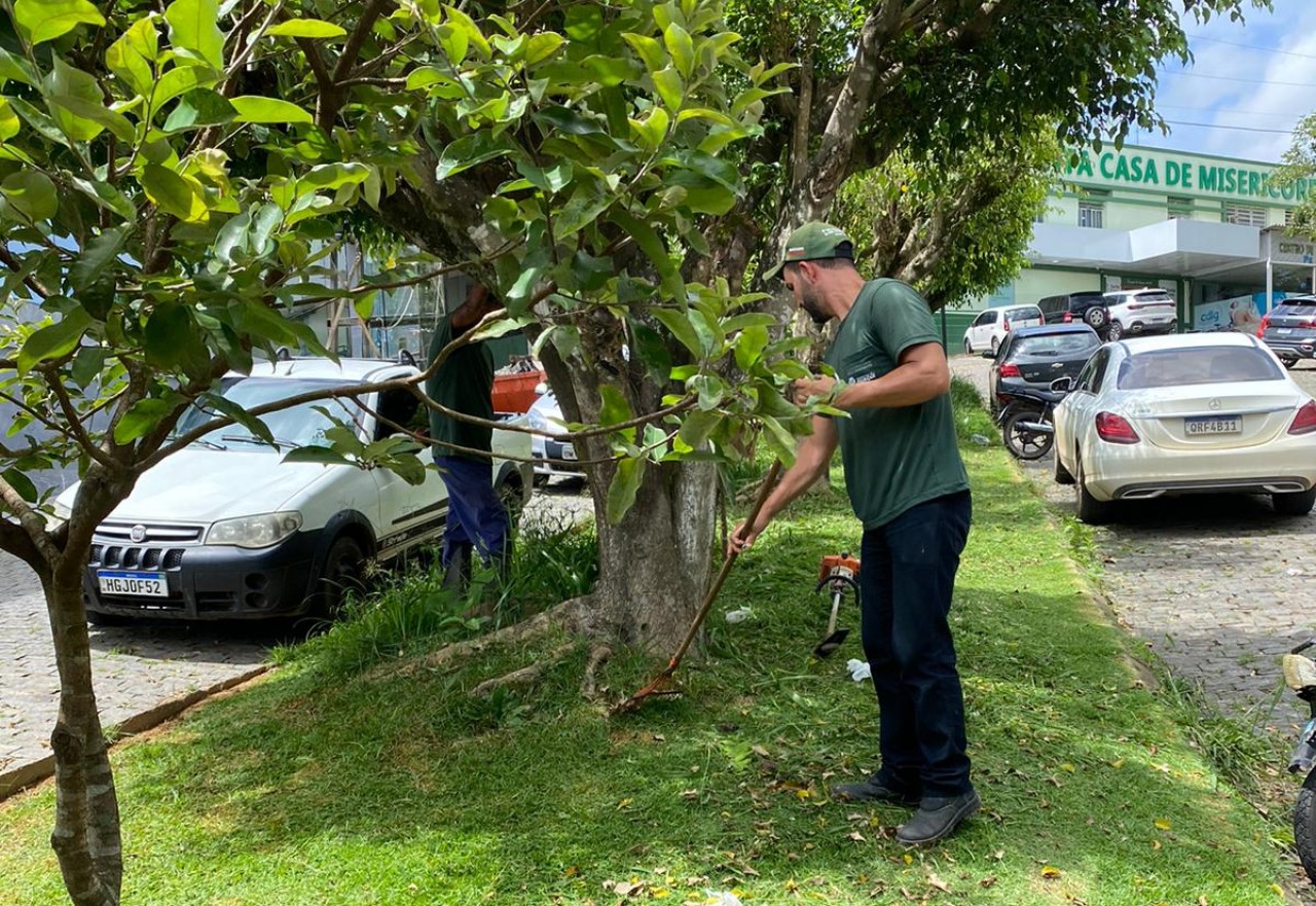 EQUIPE DE PAISAGISMOS E JARDINAGEM INTENSIFICAM OS TRABALHOS EM GUAÇUÍ