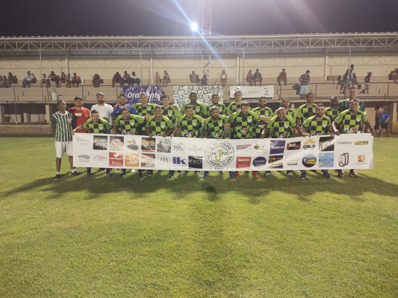 Basquetebol para comemorar o resultado do jogo de futebol com luz de fundo  design para cartaz de banner do campeonato nacional