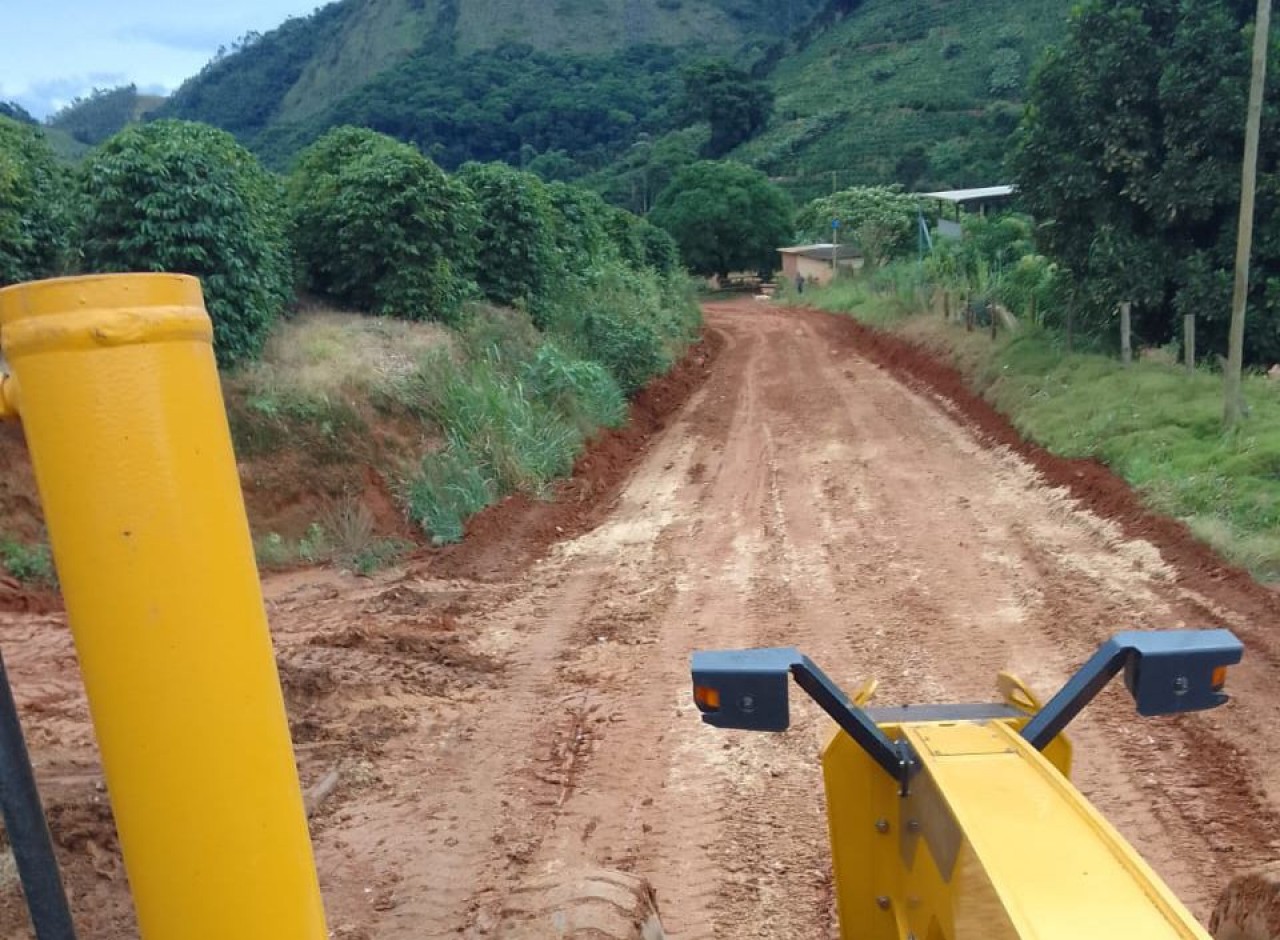 SECRETARIA DE AGRICULTURA DE GUAÇUÍ REALIZA OPERAÇÃO DE RETIRADA DE SOLO SATURADO NA REGIÃO DA MIÇANGA