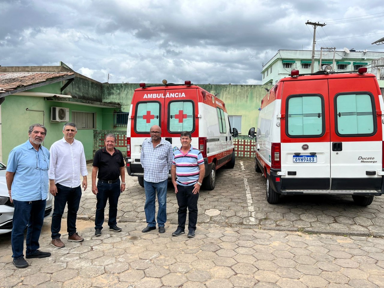 PREFEITURA DE GUAÇUÍ REALIZA ENTREGA DE DUAS AMBULÂNCIAS À SANTA CASA