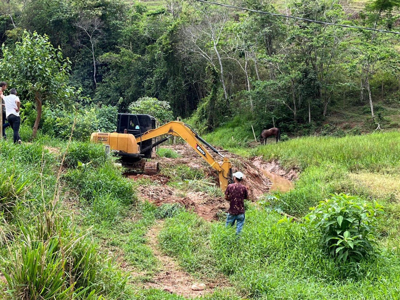 PREFEITURA INICIA DRAGAGEM NO RIBEIRÃO DO BAIRRO SANTA CECÍLIA PARA MELHORAR FLUXO E PREVENIR ENCHENTES