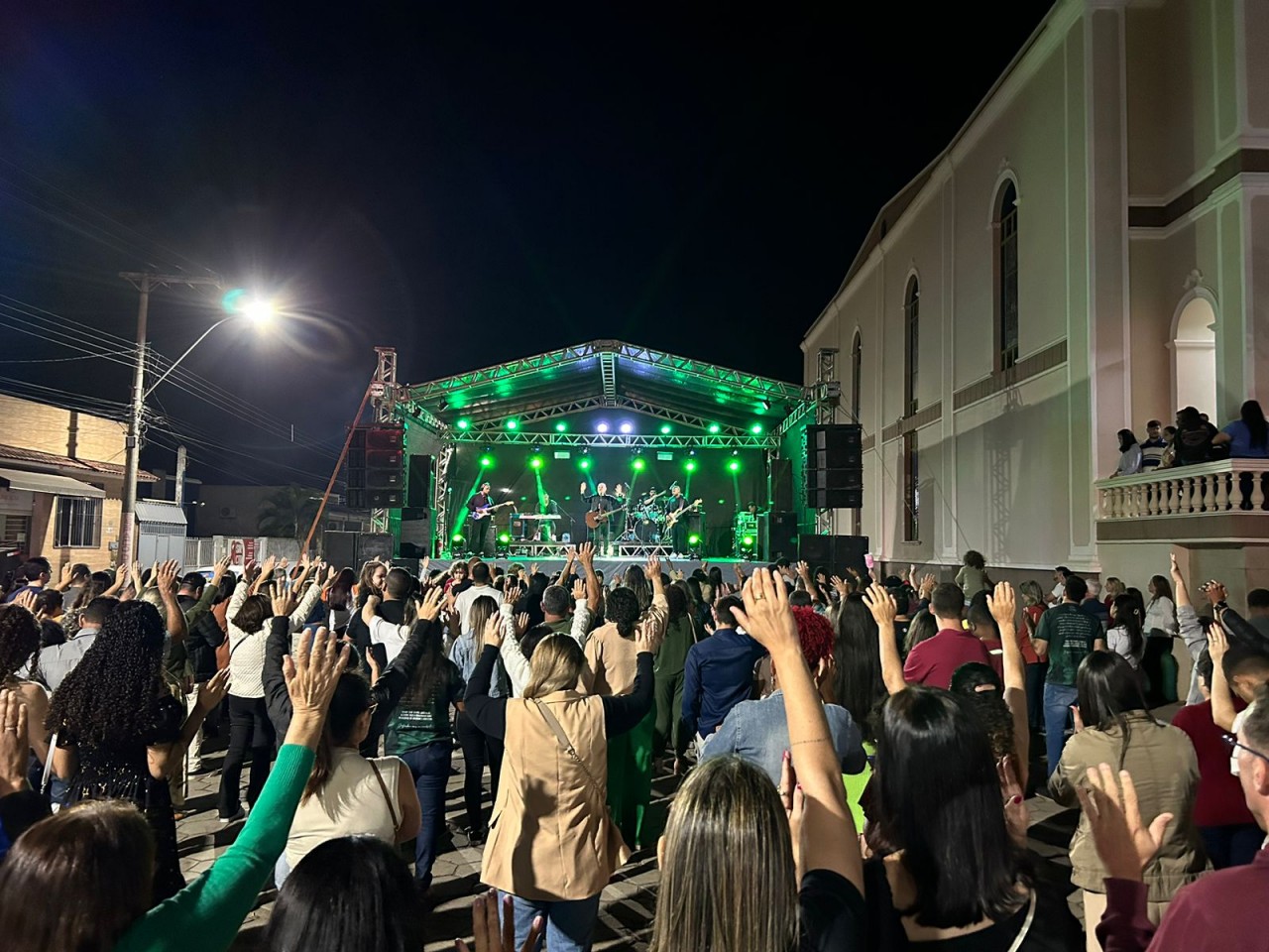 DIA DE SÃO MIGUEL ARCANJO É COMEMORADO COM SHOW DO CANTOR FLAVINHO EM GUAÇUÍ