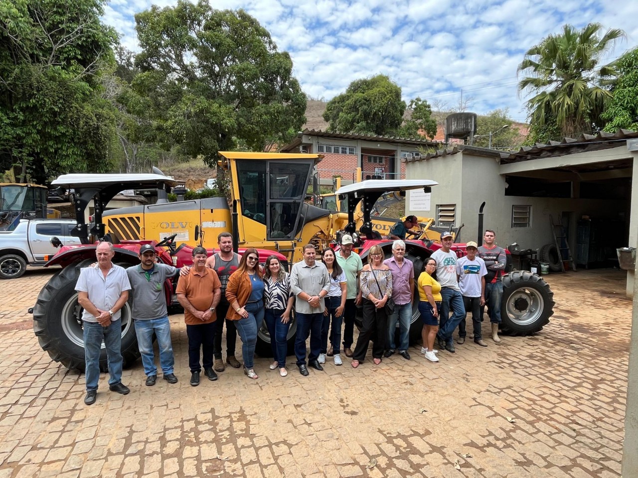 PREFEITURA DE GUAÇUÍ ENTREGA EQUIPAMENTOS AGRÍCOLAS PARA ASSOCIAÇÕES RURAIS