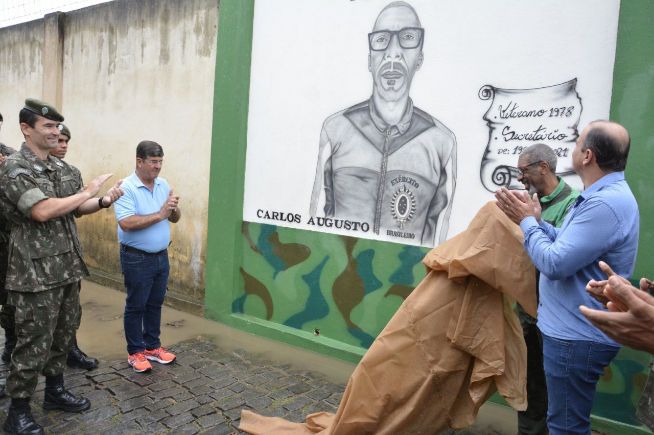 TIRO DE GUERRA 01-013 DE GUAÇUÍ PRESTA HOMENAGEM AO EX-SECRETÁRIO CARLOS AUGUSTO