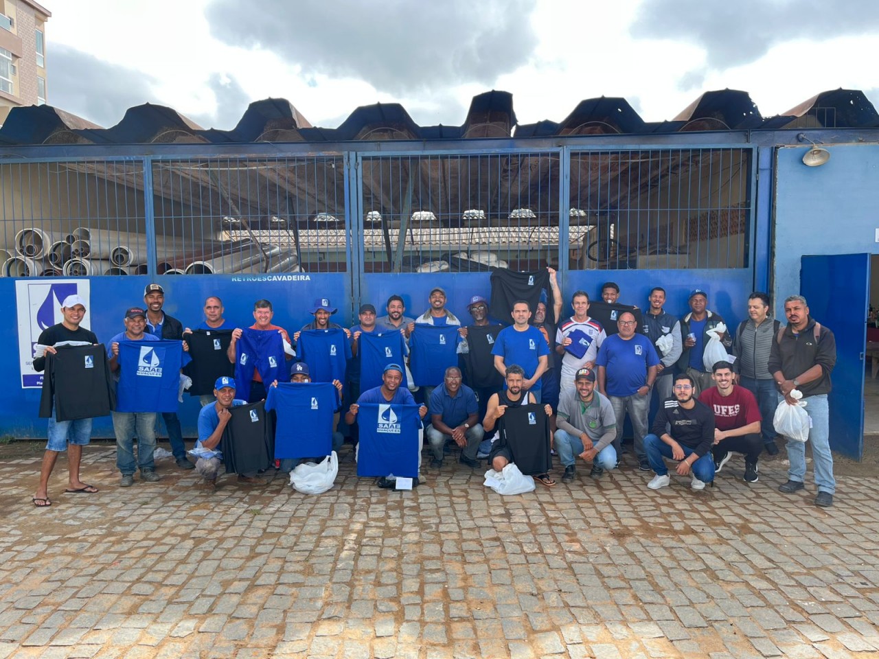 PREFEITURA DE GUAÇUÍ REALIZA ENTREGA DE UNIFORMES PARA SERVIDORES DO SAAE