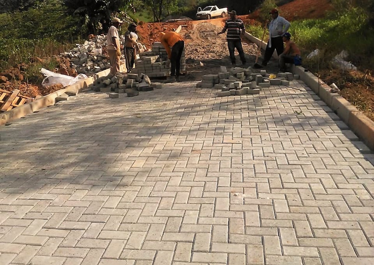 Iniciado calçamento de pontos críticos e realizada drenagem na zona rural de Guaçuí