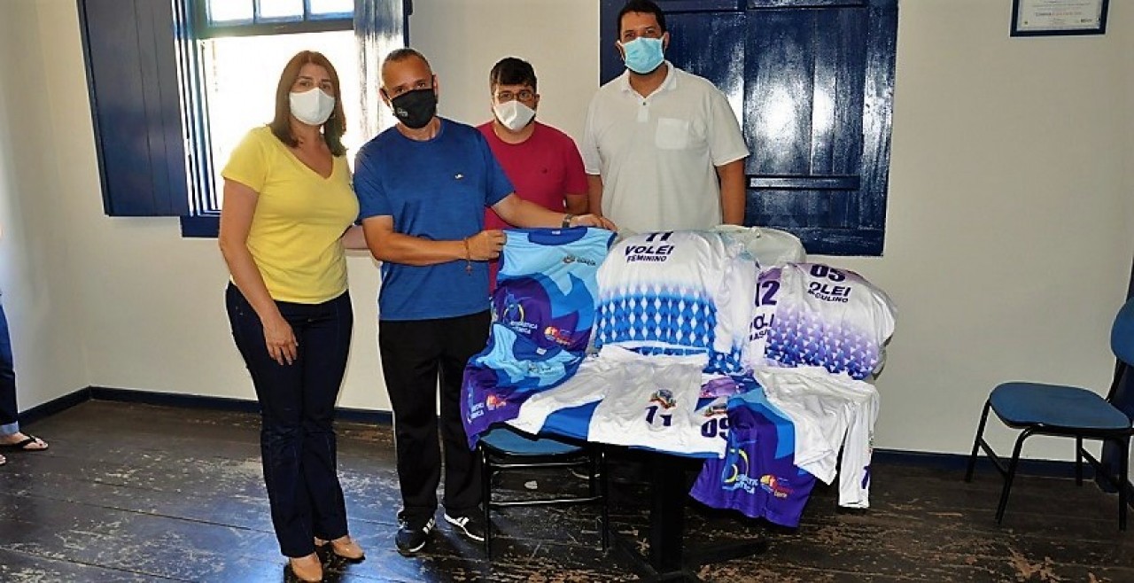 Guaçuí adquire uniformes para modalidades de escolinhas de esportes