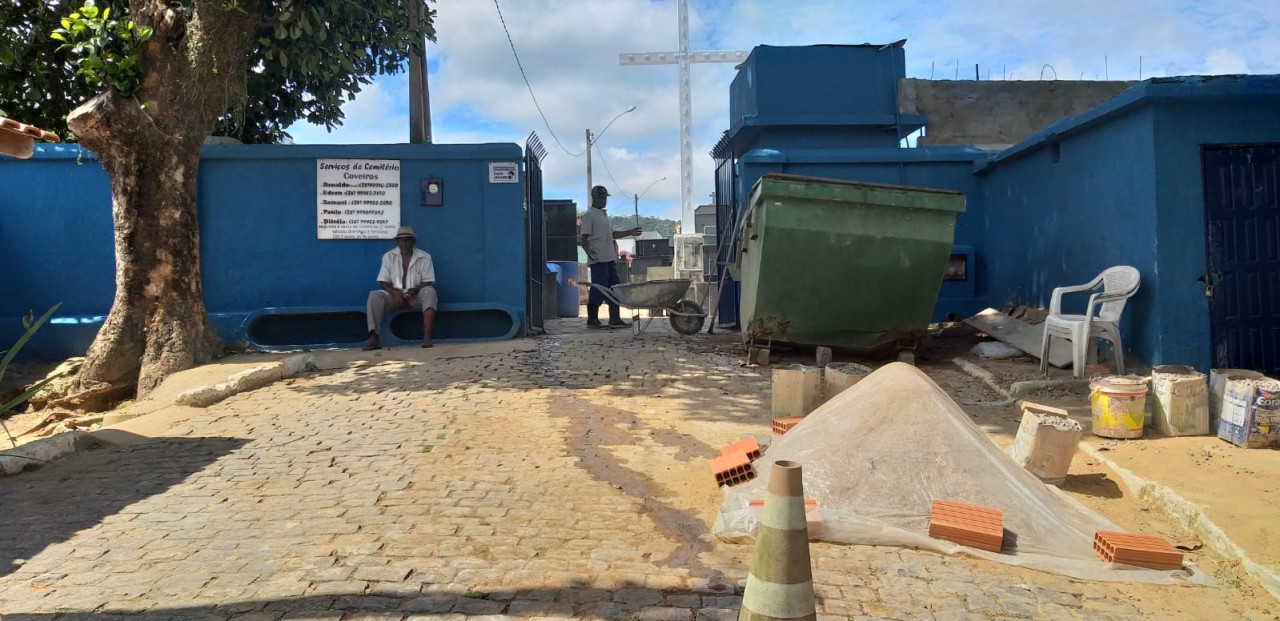 Secretaria de Obras realiza limpeza e manutenção nos cemitérios do município