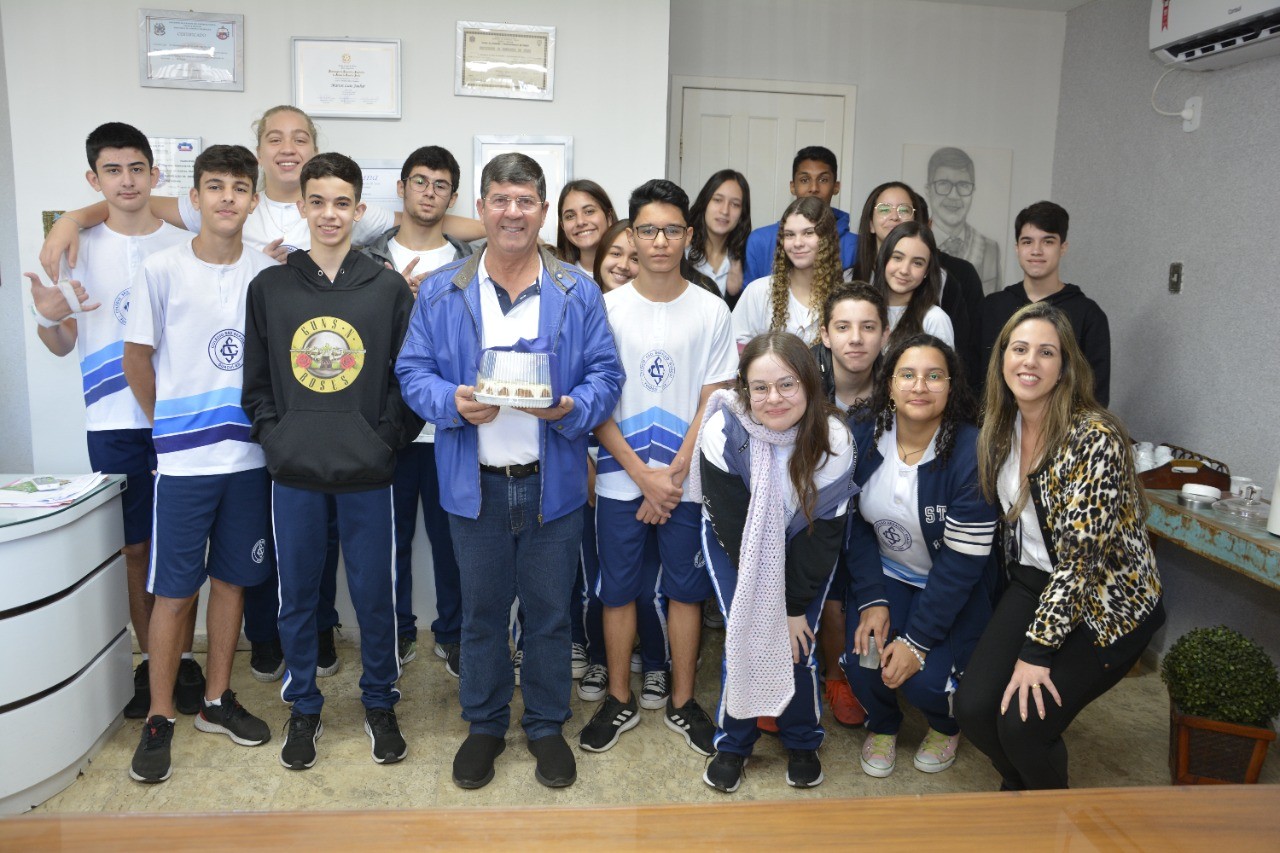 ESTUDANTES DO COLÉGIO SÃO GERALDO VISITAM PREFEITURA DE GUAÇUÍ