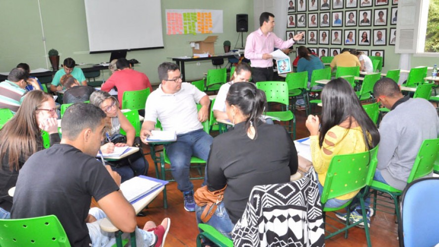 O curso acontece no auditório da Secretaria Municipal de Educação, durante todo esta terça-feira (24).