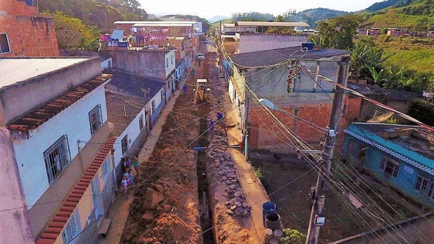 A equipe do SAAE está instalando uma nova rede, utilizando canos de PVC ocre que são específicos para a canalização de esgoto. (SAAE/Wendel Nascimento)