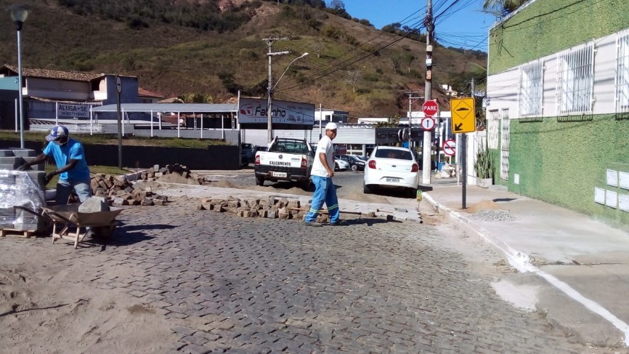 Serviço de implantação de quebra-molas próximo a Praça do Rotary Clube. (Divulgação)
