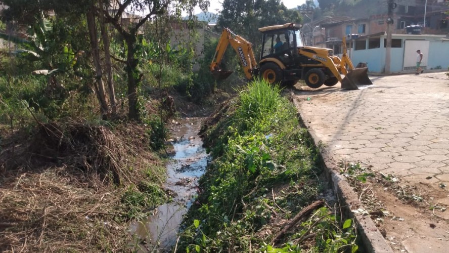 Secretaria de Obras realiza limpeza do Ribeirão Santa Catarina