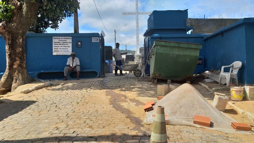 Secretaria de Obras realiza limpeza e manutenção nos cemitérios do município