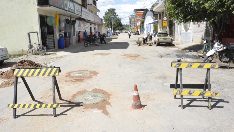 AVENIDA JOSÉ FERRAZ MOULIN RECEBE SERVIÇO DE MANUTENÇÃO E EM BREVE RECEBERÁ NOVA PAVIMENTAÇÃO