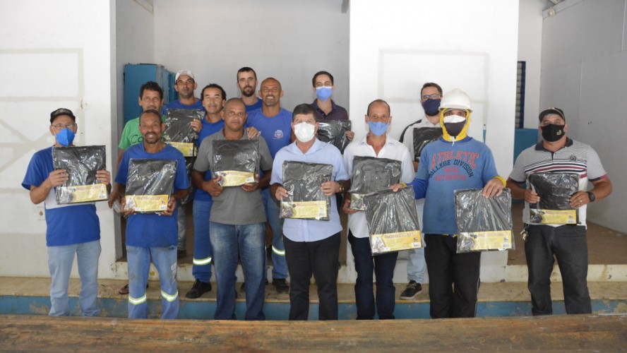 PREFEITURA REALIZA ENTREGA DE ROUPA DE CHUVA IMPERMEÁVEL A SERVIDORES