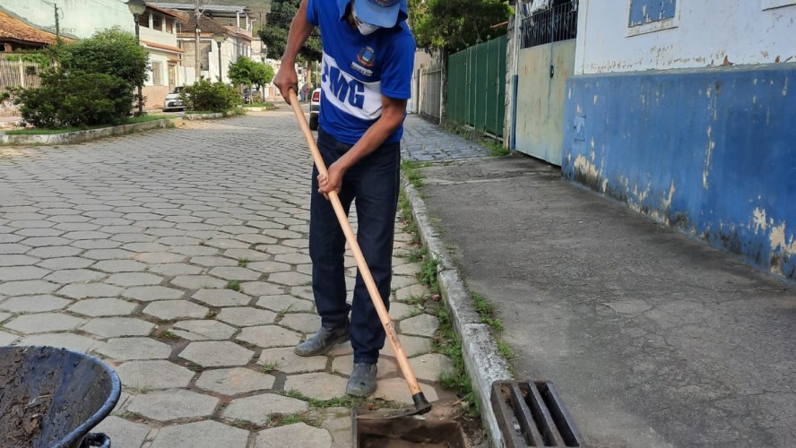 Secretaria de Obras realiza limpeza de bueiros