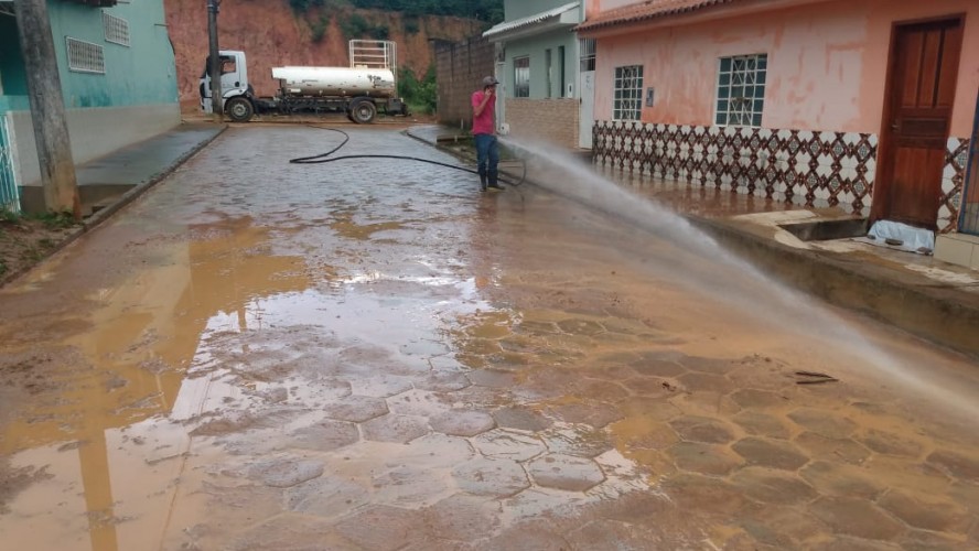 EQUIPES DA PREFEITURA DE GUAÇUÍ REALIZAM TRABALHOS APÓS CHUVA DA ÚLTIMA TERÇA-FEIRA