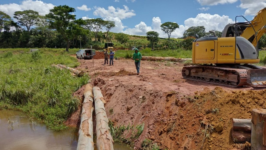 PREFEITURA DE GUAÇUÍ ESTÁ CONTRUINDO PONTE DE DESVIO NA FAZENDA ANTINHAS