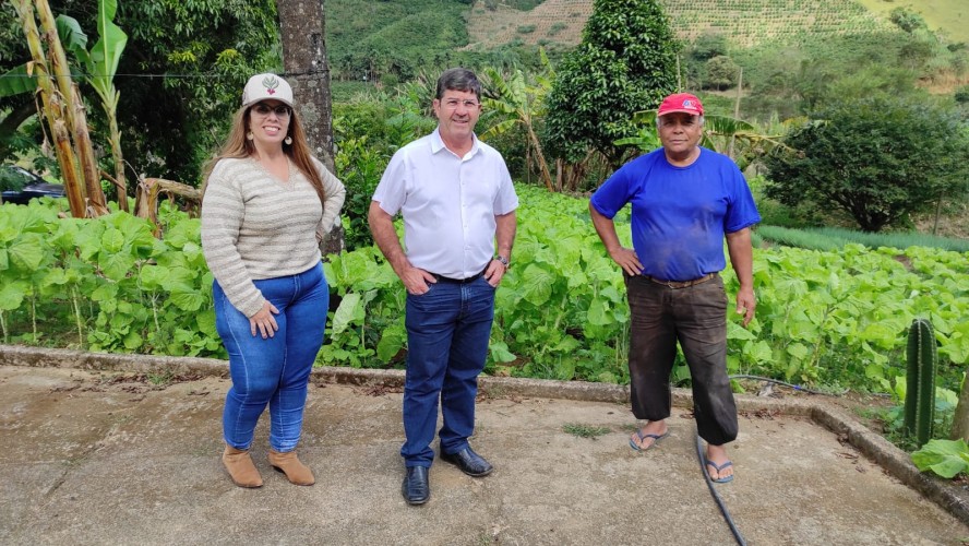 DIA DO TRABALHADOR RURAL: PREFEITO JAUHAR E SECRETÁRIA DE AGRICULTURA VISITAM PRODUTOR DA REGIÃO