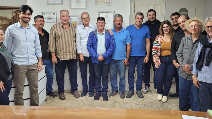 PREFEITO SE REÚNE COM PECUARISTAS PARA DIALOGAREM SOBRE UNIDADE FRIGORÍFICA DO MUNICÍPIO DE GUAÇUÍ