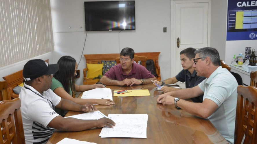 PREFEITO E REPRESENTANTES DO DETRAN SE REÚNEM PARA DISCUTIREM POSSÍVEIS MUDANÇAS NO TRÂNSITO DE GUAÇUÍ