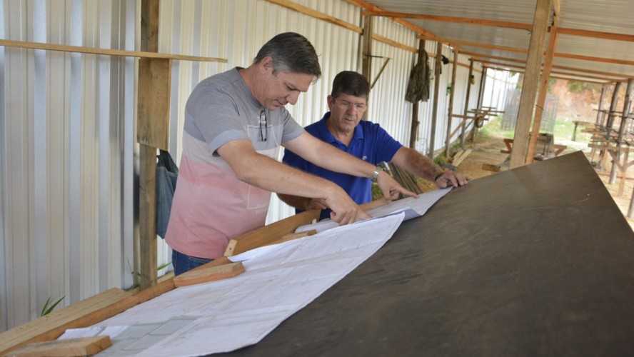 PREFEITO E SECRETÁRIO DE OBRAS VISITAM OBRAS EM ANDAMENTO NO MUNICÍPIO DE GUAÇUÍ