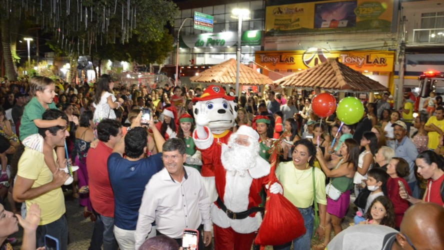 LUZES DE NATAL BRILHAM MAIS UMA VEZ EM GUAÇUÍ.