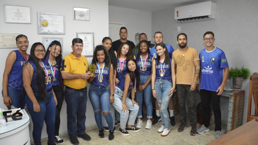 PREFEITO JAUHAR RECEBE EQUIPE DE VÔLEI CAMPEÃ DO JOGOS NA REDE