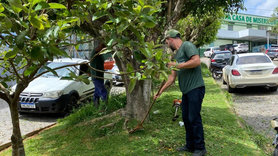 EQUIPE DE PAISAGISMOS E JARDINAGEM INTENSIFICAM OS TRABALHOS EM GUAÇUÍ