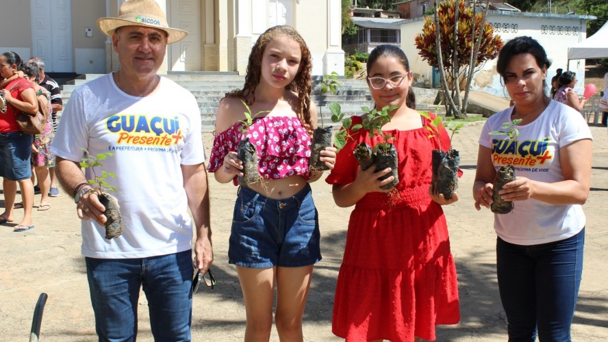 SÉTIMA ETAPA DO PROJETO TROCA SUSTENTÁVEL E GUAÇUÍ + PRESENTE DISTRIBUIU 200 MUDAS DE IPÊS