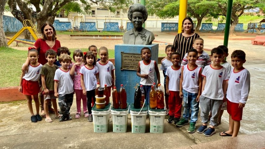 PROJETO RECICLA GUAÇUÍ RECOLHE 80 LITROS DE ÓLEO DE COZINHA USADO EM ESCOLA