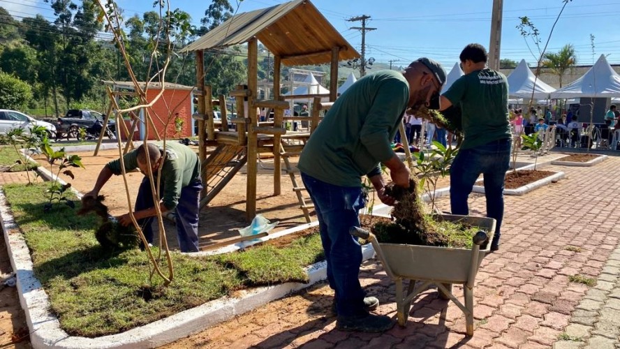 MEIO AMBIENTE ENTREGA ÁREA AJARDINADA NO BAIRRO MANOEL MONTEIRO TORRES