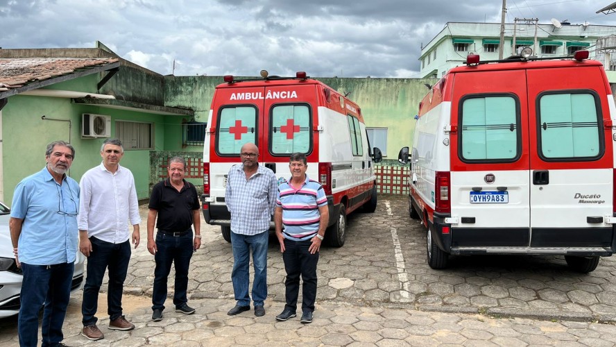 PREFEITURA DE GUAÇUÍ REALIZA ENTREGA DE DUAS AMBULÂNCIAS À SANTA CASA