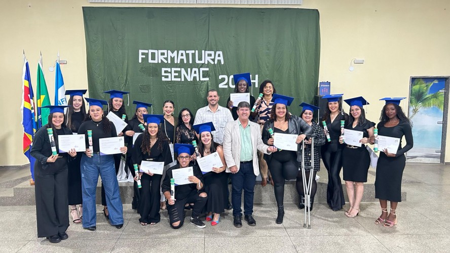 GUAÇUÍ CELEBRA CAPACITAÇÃO PROFISSIONAL COM FORMATURA DO CURSO DE DESIGNER DE CÍLIOS