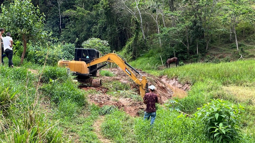 PREFEITURA INICIA DRAGAGEM NO RIBEIRÃO DO BAIRRO SANTA CECÍLIA PARA MELHORAR FLUXO E PREVENIR ENCHENTES