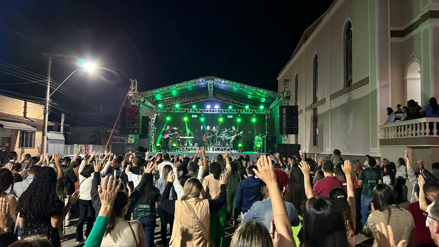 DIA DE SÃO MIGUEL ARCANJO É COMEMORADO COM SHOW DO CANTOR FLAVINHO EM GUAÇUÍ