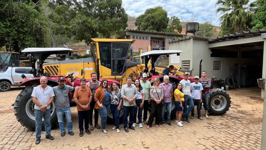 PREFEITURA DE GUAÇUÍ ENTREGA EQUIPAMENTOS AGRÍCOLAS PARA ASSOCIAÇÕES RURAIS