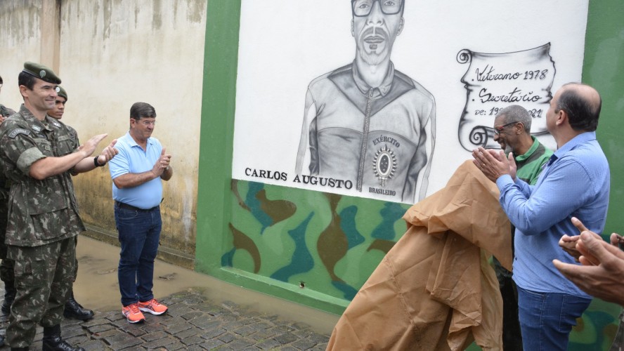 TIRO DE GUERRA 01-013 DE GUAÇUÍ PRESTA HOMENAGEM AO EX-SECRETÁRIO CARLOS AUGUSTO